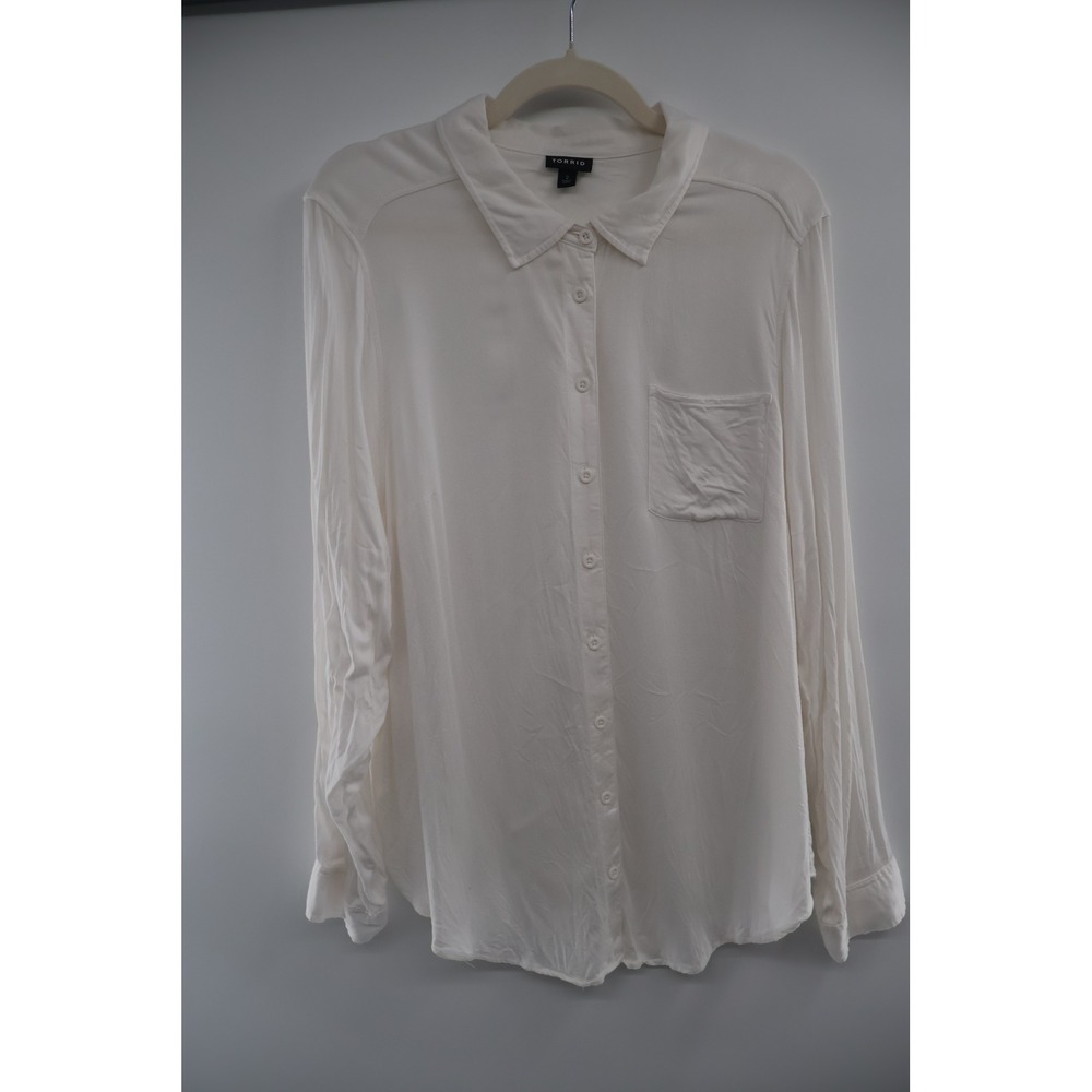 Torrid White Button Front Blouse Size 2 Plus Rayon Collared Shirt